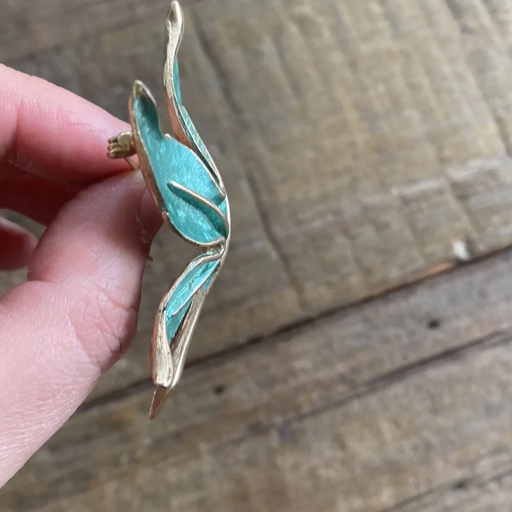 Vintage retro green enamel gold tone maple leaf brooch. Fairycore grannycore